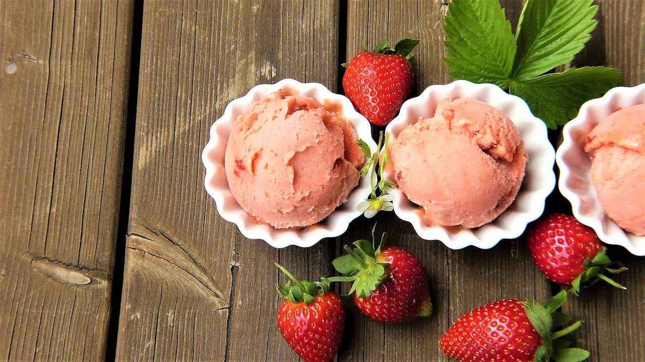 strawberry ice cream, strawberries, fresh, nature, fruit, ripe, rustic, bio, vitamins, bowls, summer, ice cream, lactose free, fruit ice cream, milk ice cream, food, yummy, frozen, diet, ice cream parlor. Ice cream shop hiring and training guide